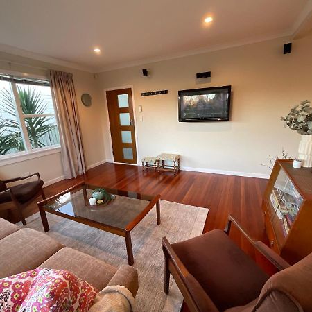Refined, Retro & Relaxing Villa Paraparaumu Ngoại thất bức ảnh