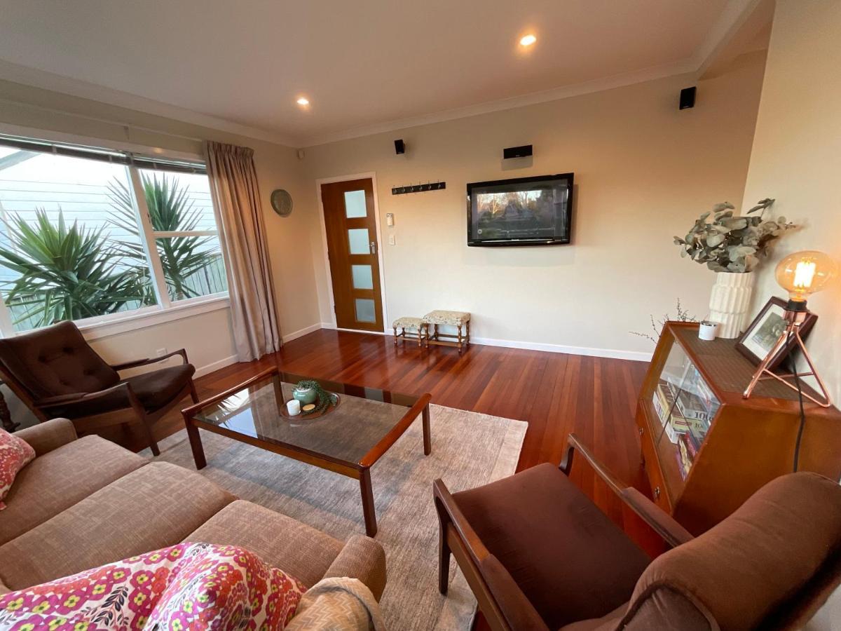 Refined, Retro & Relaxing Villa Paraparaumu Ngoại thất bức ảnh